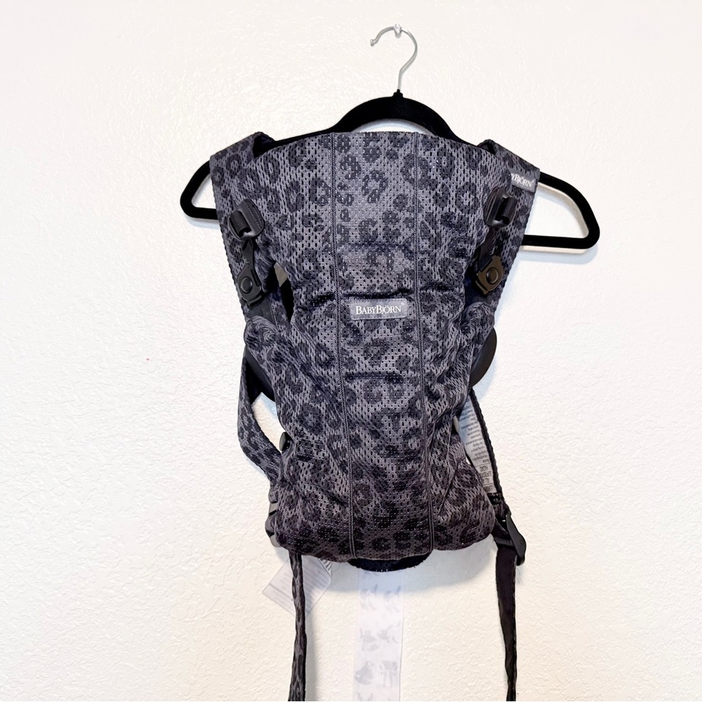 Baby bjorn carrier - Black Leopard Print